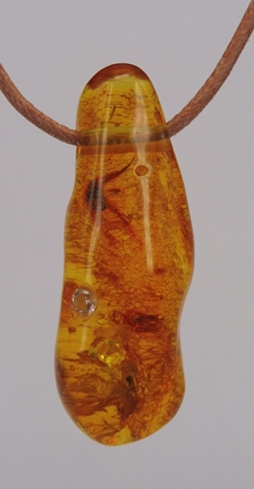Bernstein - Ahnänger. Geschliffen und polier, mit kleinem Zirkonia. Bernstein - Anhänger.<br />
Geschliffen und poliert, kleinem Zirkonia . Gestaltet von Matzi Müller, im Atelier Donnerkeil.